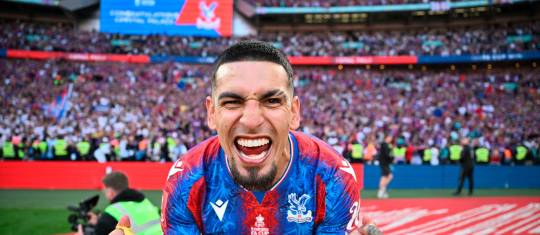 El lateral derecho colombiano Daniel Muñoz fue la gran figura del Crystal Palace en la final de la FA Cup 2025, en la que consiguió el primer título de su historia. FOTO: TOMADA DEL X DE @CPFC