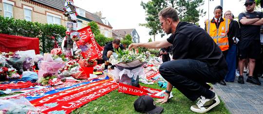 El inglés Jordan Henderson quien milita en el Ajax y jugó con Jota en Liverpool hasta el 2024 (fue capitán de los Reds), dejando un arreglo floral en memoria de Diogo y su hermano André. FOTO: GETTY