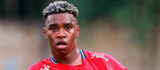 John Edwin Montaño, jugador del DIM y su gesto de amor a la divisa roja. FOTO MANUEL SALDARRIAGA