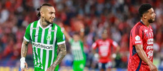 La imagen refleja las dos caras de la moneda tras el clásico: la alegría de Cristian “Chicho” Arango y la frustración y tristeza de Frank Fabra. Ambos reflejan los sentimientos de la afición. FOTO manuel saldarriaga