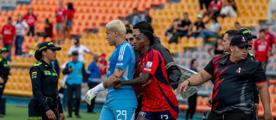 En esta imagen se ve como Yefferson Rodallega trata de llevarse a Washington Aguerre para que no siga en la disputa con un hincha. FOTO JUAN ANTONIO SÁNCHEZ 