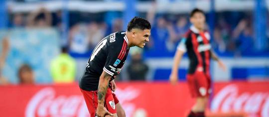 Este es el momento en el que Juan Fernando Quintero se toma la parte posterior de su pierna derecha, molestia que lo llevó a pedir el cambio y salió lesionado. FOTO: GETTY.