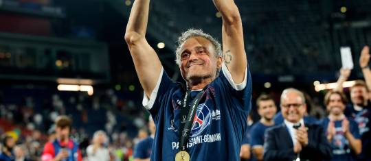 Luis Enrique levantando la Supercopa de Europa en Salzburgo, Austria. Es la tercera ocasión en que el español logra el título, tras las ediciones de 2015 (FC Barcelona) y 2025 (Paris Saint-Germain). FOTO GETTY 