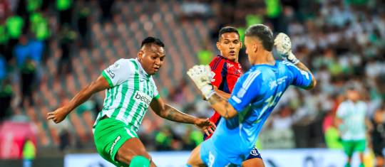 En la imagen aparecen Alfredo Morelos y el portero del DIM, Washington Aguerre, quienes tendrán su duelo en los clásicos de la final. FOTO CAMILO SUÁREZ