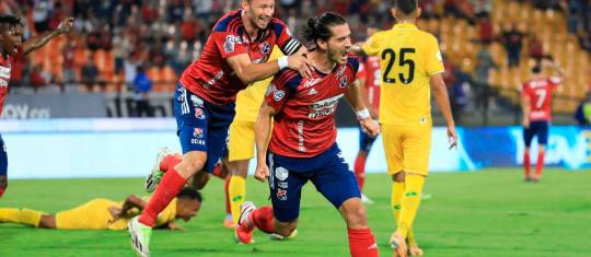 El central Joaquín Varela celebró con Luciano Pons el primer tanto en la victoria al Poderoso en el Atanasio Girardot. FOTO ESNEYDER GUTIÉRREZ