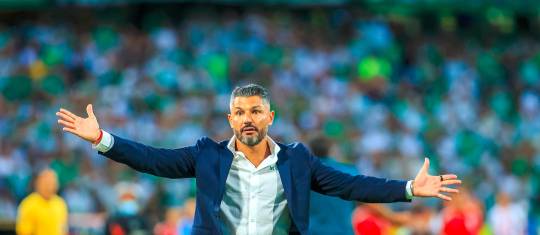 El técnico Javier Gandolfi, como cabeza de grupo, intenta levantar al equipo tras el duro golpe de la eliminación de la Copa Libertadores, para que pueda ir por los dos objetivos que restan: Copa y Liga. FOTO Camilo Suárez