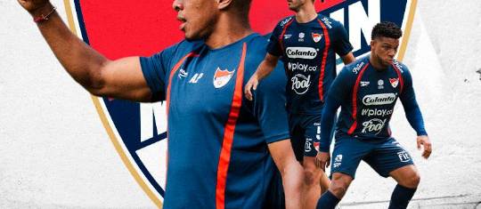 Luis Amaranto Perea se estrena como técnico oficial del DIM. Lo acompañan Frank Fabra, ausente por lesión, y Joaquín Varela. FOTO CORTESÍA DIM