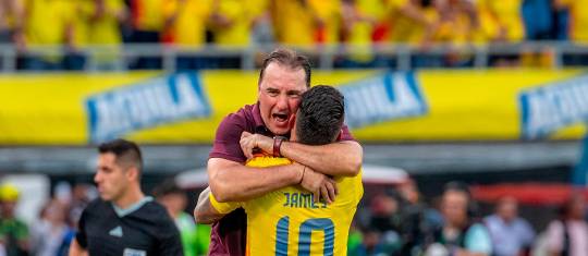 Colombia jugará amistosos ante Croacia, Francia y Jordania antes de su debut en la Copa del Mundo. En la imagen, James con Néstor Lorenzo. FOTO: JUAN ANTONIO SÁNCHEZ
