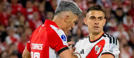 En la acción Daniel Torres marca al delantero Rafael Santos Borré de River Plate, en el duelo por la Copa Sudamericana. FOTO TOMADA X@Mundo_Cardenal