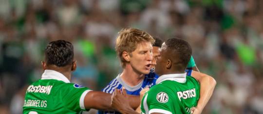 En la imagen aparecen Alfredo Morelos y Andrés Román, de Nacional, y Andrés Yinás, de Millonarios. FOTO JUAN ANTONIO SÁNCHEZ