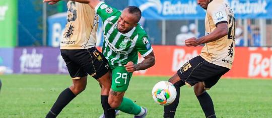 Andrés Sarmiento, uno de los hombres que se destacó en el Verde, ante un rival que lució bien en marca. Foto: Colprensa