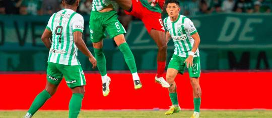 Nacional igualó con Junior en Ditaires. En la imagen, Matheus Uribe y Didier Moreno disputan la pelota. FOTO CAMILO SUÁREZ