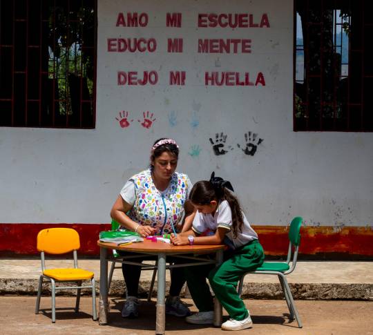 Profesora Katherine y Salomé diariamente viven la jornada escolar sin más compañía que el canto de las aves. Fotos Julio César Herrera.