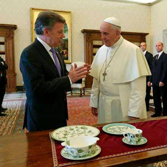 El Papa Francisco recibió una vajilla de El Carmen de Viboral durante un encuentro con el entonces presidente Juan Manuel Santos. FOTO: CORTESÍA