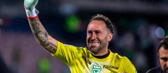 David Ospina, con su hijo Maximiliano en la despedida con la hinchada de Atlético Nacional. FOTO JUAN ANTONIO SÁNCHEZ