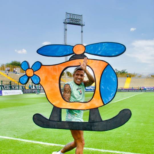 El helicóptero para Dayro Moreno fue hecho por niños y niñas de las escuelas formativas de Fortaleza. FOTO Tomada de ‘X’: @FortalezaCEIF