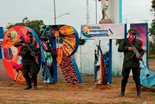 Miembros del Eln patrullaron el casco urbano de Fortul. FOTO CORTESÍA.