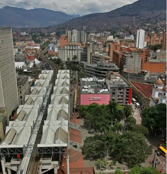 La renovación del Parque Berrío ya supera el 64% de ejecución: así se ve su nuevo piso de mármol