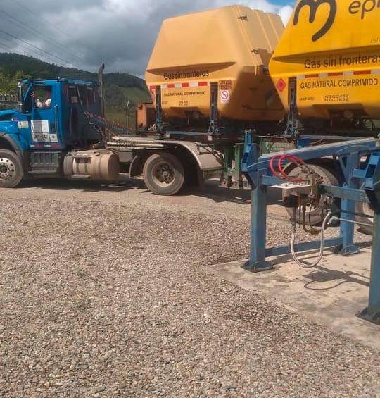 El vehículo transportado del gas comprimido llegó hasta San Carlos para abastecer a más de 2.100 hogares. FOTO CORTESÍA EPM