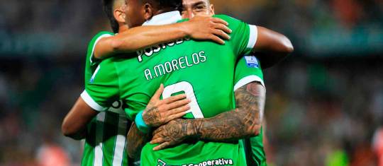 Alfredo Morelos y Cristian Arango celebran en la victoria de Atlético Nacional sobre Alianza en el Atanasio Girardot. FOTO: CAMILO SUÁREZ