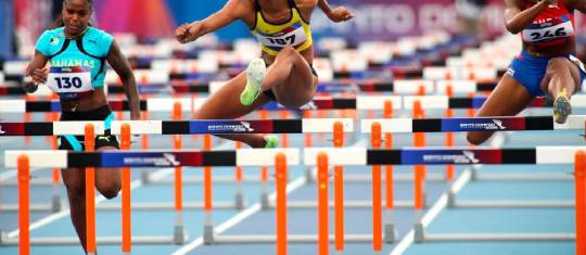 María Fernanda Murillo (centro), campeona centroamericana de los 100 metros vallas, sigue ampliando sus horizontes en el atletismo colombiano. FOTO: CORTESÍA JUEGOS CENTROAMERICANOS SANTO DOMINGO