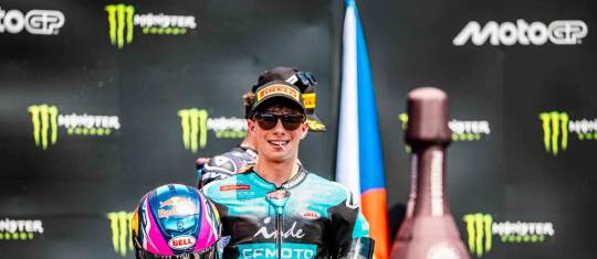 El piloto colombiano David Alonso logró su primer podio en el Mundial de Moto2, lo hizo en el Gran Premio de Chequia. Es quinto en la clasificación de pilotos. FOTO TOMADA X@AsparTeam