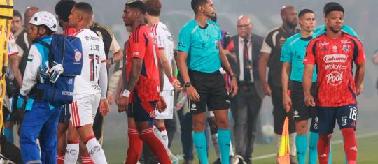 Los jugadores del DIM y Flamengo con caras largas retirándose a los vestuarios. FOTO MANUEL SALDARRIAGA