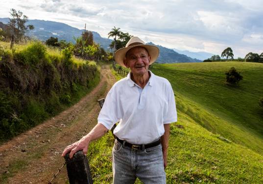 Porfirio Garcés en las montañas del corregimiento de Palocabildo, epicentro del proyecto minero y de las protestas, a unos 11 kilómetros del parque de Jericó. FOTO JULIO CÉSAR HERRERA