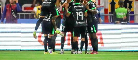Juan Manuel Rengifo marca para que Atlético Nacional se vaya adelante en el duelo ante Junior, en el estadio Romelio Martínez de Barranquilla. FOTO COLPRENSA 