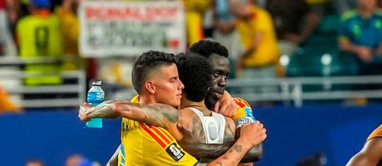 El futbolista colombiano Dávinson Sánchez fue una de las figuras del partido contra los lusos. En la foto se abraza con James Rodríguez y Daniel Muñoz. Foto: Juan Antonio Sánchez