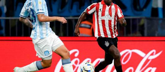 Edwuin Cetré campeón con Estudiantes de la Plata en el fútbol argentino. El colombiano ganó el pulso de cafeteros sobre Duván Vergara de Racing. FOTO TOMADA X@EdelpOficial