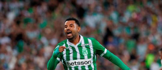 Edwin Cardona marcó de penalti el primer gol verdolaga. FOTO CAMILO SUÁREZ