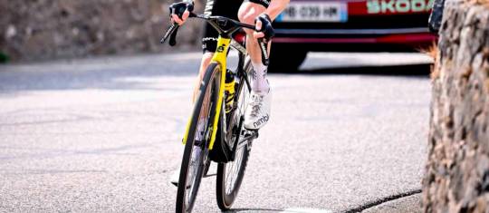 El corredor Jonas Vingegaard, quien estaba en la segunda casilla de la clasificación general, sufrió una caída en la etapa 15 y se retiró de la competencia. FOTO TOMADA X@vismaleaseabike