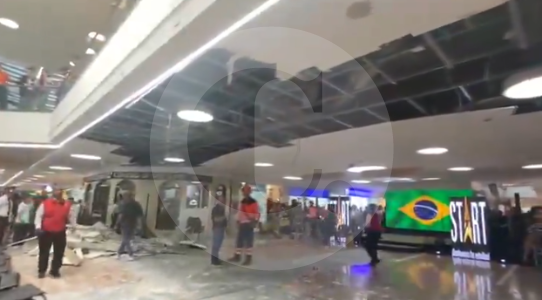 Diez heridos por el colapso de parte del techo de Unicentro Medellín