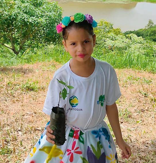 Flora, la exploradora de la Ecoescuela Las Flores, en el municipio de Nechí. FOTO: Cortesía Corantioquia