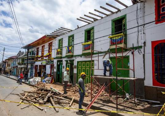 Una calle de Filandia, Quindío tras el terremoto del 10 de agosto. FOTO Julio César Herrera