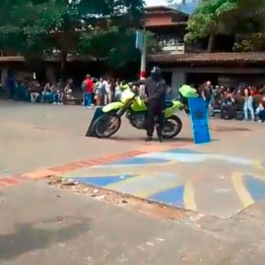 Los encapuchados despojaron de la moto a los policías y luego la quemaron. <b>CAPTURA DE PANTALLA</b>