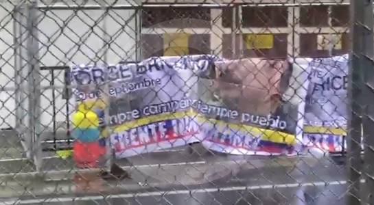Autoridades hallaron cilindro y pancarta de las disidencias de las Farc cerca del Pascual Guerrero en Cali
