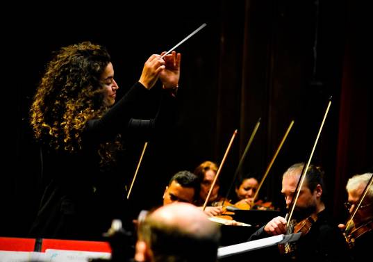 Elizabeth Vergara Gallego estudió Música con énfasis en Dirección en la Universidad de EAFIT, posteriormente una maestría en Dirección Orquestal en el Royal Northern College of Music, en Inglaterra. FOTO<b> </b>@carolinavera1223
