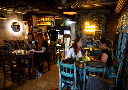 El gasto en restaurantes sigue presionando el alza del IPC en Colombia. FOTO Julio César Herrera