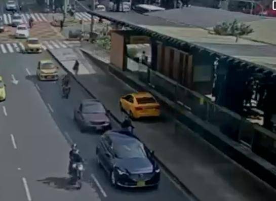 El taxista invadió el carril exclusivo del Metroplús para tratar de burlar la acción del Tránsito, pero fue interceptado por la Policía. FOTO: TOMADA DE VIDEO