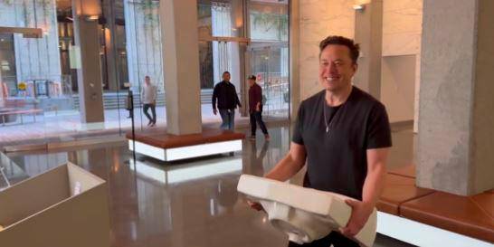Musk entró a la sede principal de Twitter en San Francisco con un lavamanos, para llevar un mensaje. FOTO CAPTURA DE PANTALLA
