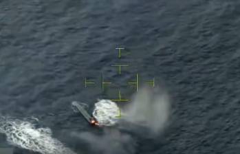 El Comando Sur de Estados Unidos ha destruido más de 30 lanchas presuntamente vinculadas al narcotráfico en el Caribe y el Pacífico durante operativos en aguas internacionales. FOTO: Captura de video