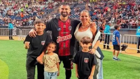 El futbolista argentino Lucas Trejo y su familia después de un partido de la liga venezolana. FOTO REDES SOCIALES