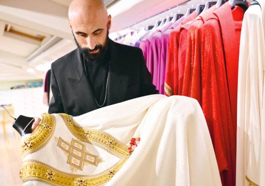 Sorcinelli lleva 25 años como director de Aelier LAVS, el taller dedicado a las vestiduras religiosas. FOTO<b> </b>Agencia AFP.