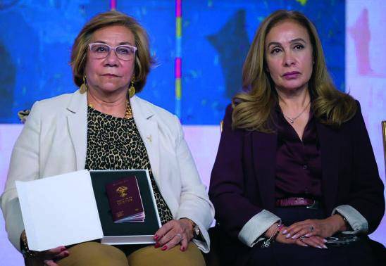 Rosa Villavicencio, canciller, y Viviana León, directora de la Imprenta Nacional. Foto: Presidencia