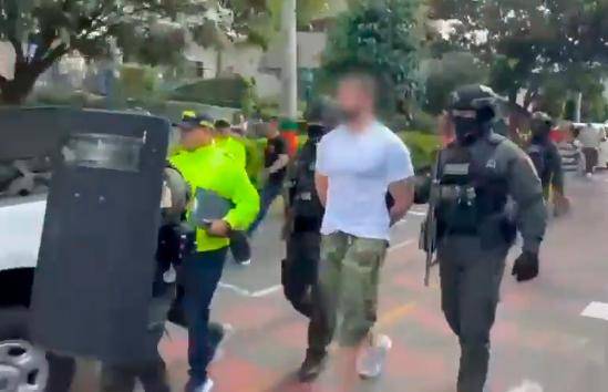 Alias “El Francés” fue capturado en el municipio de Envigado dentro de un operativo coordinado con autoridades de su país. FOTO: IMAGEN TOMADA DE VIDEO