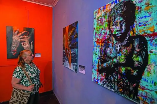 Las obras que viajarán a Corea del Sur estuvieron expuestas en abril en El Café Rojo, un centro cultural ubicado en el centro de Medellín. FOTO Julio César Herrera