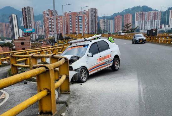 Así quedó el vehículo luego de impactar contra la baranda. FOTO: Cortesía