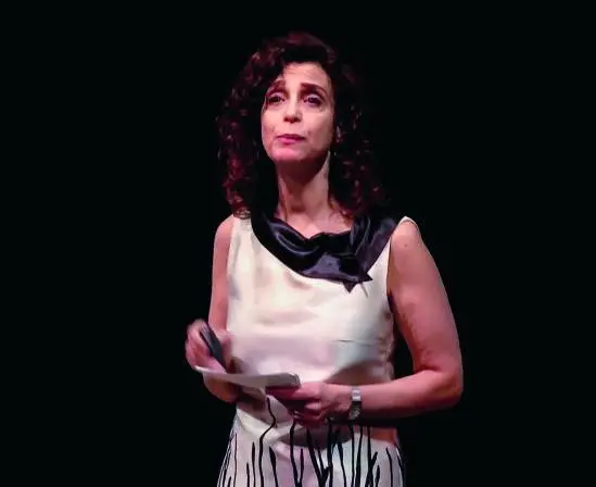 La reportera y escritora propone un cambio de enfoque en las redacciones: pasar de la denuncia del desastre a la investigación rigurosa de las respuestas. FOTO Captura de video